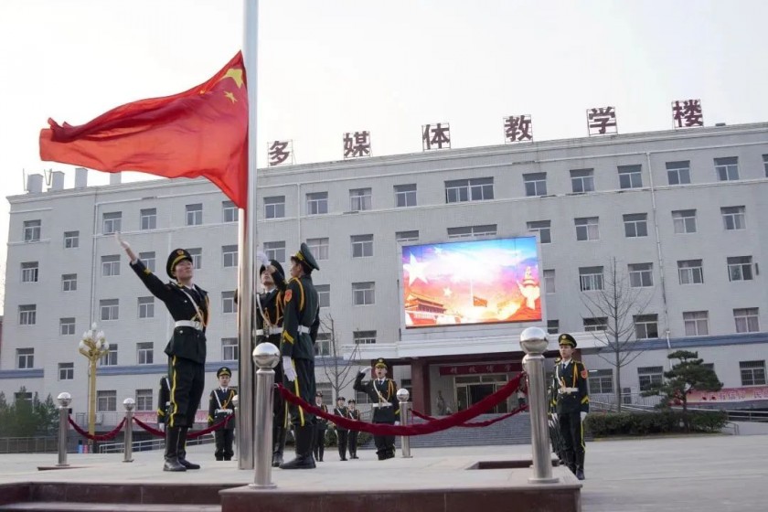 春来征程万里阔，扬帆奋进正当时丨学院举行新学期首次升...